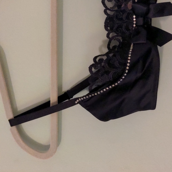 SOLD✅ Victoria's Secret, Black 34B Bra/L Garter - Picture 4 of 16